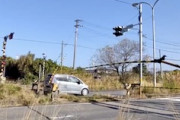 撮り鉄もびっくり。遮断器が下りた踏切をブッチギリー！する軽自動車が話題に。