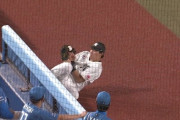 安田、超ファインプレー！！ベンチ前のファールフライをスライディングキャッチ！！