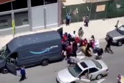 【悲報】Amazonプライムの配送車、アメリカ抗議デモに襲撃されてしまう