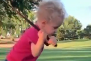 すごく気持ちの良いフルスイング！思い切りの良い子どものゴルフスイング。海外の反応