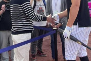 MLB記者さん、メジャーリーガー達が謎の日本人に握手を求めていき困惑してしまう