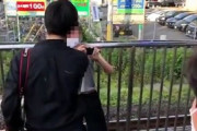 【動画】 撮り鉄、しゃがまない中学生とトラブル→その様子を撮影した中学生を押し倒し頭蓋骨を骨折させる→逃走