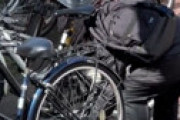 【動画】 違法駐輪の自転車の空気を一台ずつ抜いていく男・・ 犯行の一部始終を捉えた衝撃動画が流出・・