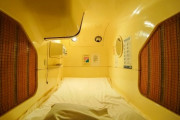 【画像】今どきの「カプセルホテル」、ガチのマジで快適すぎるｗｗｗ