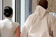 【画像】カニエ・ウエストとその妻が来日 → ケツ丸出しで買い物して「公然わいせつ罪だ」と批判されてしまう・・・