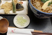 この天ぷらそば、いくらだと思う？