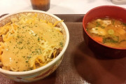 彡(^)(^)「チーズ牛丼大盛り、チーズ追加で。あと豚汁」