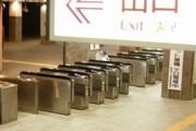 駅の改札にて老人「ん゛お゛ん゛ぁ゛ぁ゛ぁ゛ぁぁ！！！！！！！！」 ワイ「！？」