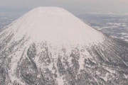 【羊蹄山】「半袖・短パン」イギリス人カップルが「雪山」に登山…9合目で「寒さで動けない」110番通報し警察のヘリで救助