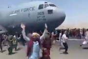 【動画】アフガニスタン人、離陸する寸前の米軍機と並走しお祭り騒ぎになってしまう