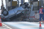 阪神高速料金所で車横転。なにをやったらこんな事になるのか。