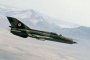 リビア空軍のMiG-21戦闘機が軍事パレード中に墜落、パイロットが死亡！