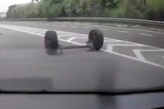 【動画】走行中に突然後輪の車軸がもげてしまった中国車のドラレコ。