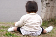 2歳の子供を持つ親が他人の子供と自分の子供を比べようとしてしまい我に返る
