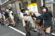 【画像】歌舞伎町、コスプレ女さんが見放題の素晴らしい街だったｗｗｗｗｗｗ