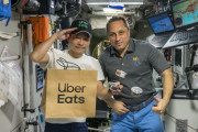 前澤友作が宇宙からUber Eatsをデリバリー！　宇宙に行ってない論者はこの画像にもいちゃもんつけそう