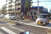 【悲報】自動車さん「ワイは歩行者。ワイは歩行者。ワイは歩行者…」【動画】