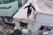 香港のビル街の屋上を跳び回るパルクールを主観で見る動画がスリル満点！