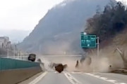 ヤバすぎ。中国の高速道路で巨大な落石が車を直撃。その動画がおっそろしい(((ﾟДﾟ)))
