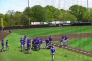 アメリカ大学野球でホームランを打ったバッターにピッチャーが襲い掛かる→両チーム総出の大乱闘に