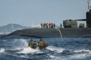 日本の沖縄近海で米海軍原子力潜水艦「オハイオ」が海兵隊偵察部隊の洋上回収演習を実施！