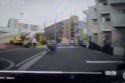【動画】子供を乗せて自転車を運転していた女さん、スマホに夢中で事故りそうになる