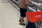 今まで戦争災害で物資欠乏の経験無いオーストラリアのスーパーで高齢女性がむせび泣く「何も買えない」 |  買いだめは日本人特有の行動とか吠えてた左翼どもwwwww