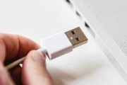 ワイ「USB挿そか」ｶﾞｯ USB「逆やで」ワイ「は？」