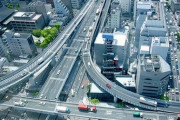 国土交通省「んー、お金もったいないし高速道路は2車線で整備したろ！w」
