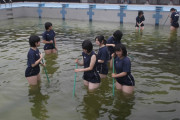 【画像】めっちゃ汚いプールを清掃する女子部員たち🤮