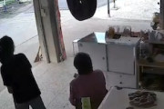 【動画】暴走した大型タイヤが店舗に飛び込む事故が恐ろしい。