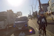 どこ見て運転。横浜でロードバイク乗りに突っ込まれた車の車載映像。