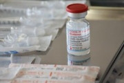 沖縄県、使用見合わせ以外のモデルナ製ワクチンにも異物混入が判明
