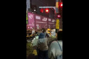【動画】東京民さん、貨物列車が停まって踏切が中々開かない中、とんでもない行為に出てしまう・・・