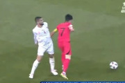 【アジア杯】韓国人「中国人審判がソン·フンミンの『ハリウッドアクション』に警告を与え議論に！」→「演技では無く避ける為に転んだ」　韓国の反応