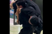 【動画】ガッツchさん、ポン中を優しく担ぎ上げて警察に連行してしまう