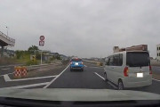 車線減少だから少し割り込み気味に車線変更したら後ろの車が阻止してきた…