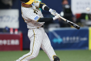 【阪神】原口文仁、代打で今季チーム第１号　ファン総立ち　岡田監督の采配ズバリ