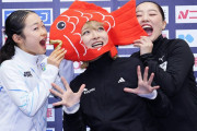 フィギュア全日本選手権、 4連覇を祝し、「めでたい」鯛のかぶり物でポーズをとる1位の坂本花織とかぶりつく2位の島田麻央と3位の樋口新葉。