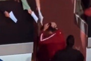 【悲報】ジョコビッチ、サイン中に水筒が頭部に直撃しうずくまる！！ガチで痛そう…