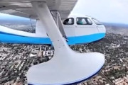 【動画】電線と標識を避けて一般道に緊急着陸する飛行機の翼カメラ。