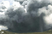 海外「何か起こる予感が…」「恐ろしい…」20日の阿蘇山噴火、煙が立ち上る映像に驚き