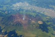 火山のカルデラに存在する謎の町が見つかるｗｗｗ　火山の専門家「何故か人がいて驚いた」