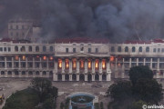 【画像】ネパールの暴徒、国会議事堂に続き国宝の宮殿も放火して焼き払う・・・・・