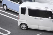 駐車場に車を入れようとした時、後ろを横切るバカ夫婦がいたから待ってからバック駐車した。そしたらバカ旦那が引き返してきて…