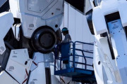 巨大なガンダムで作業する男性が話題に 海外の反応