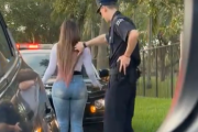 【画像】外人のポリスマン、美女の身体を堪能する！
