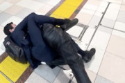 【動画】新宿駅でスカートの中を盗撮していた若い男を取り押さえる痴漢許さない隊の隊長。