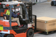 【悲報】ワイガイジ「やべっ！フォークリフトで商品に穴を開けちまった・・・せや！」