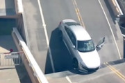 跳ね上げ橋で立ち往生してしまった車が危機一髪なビデオがフロリダで撮影される。